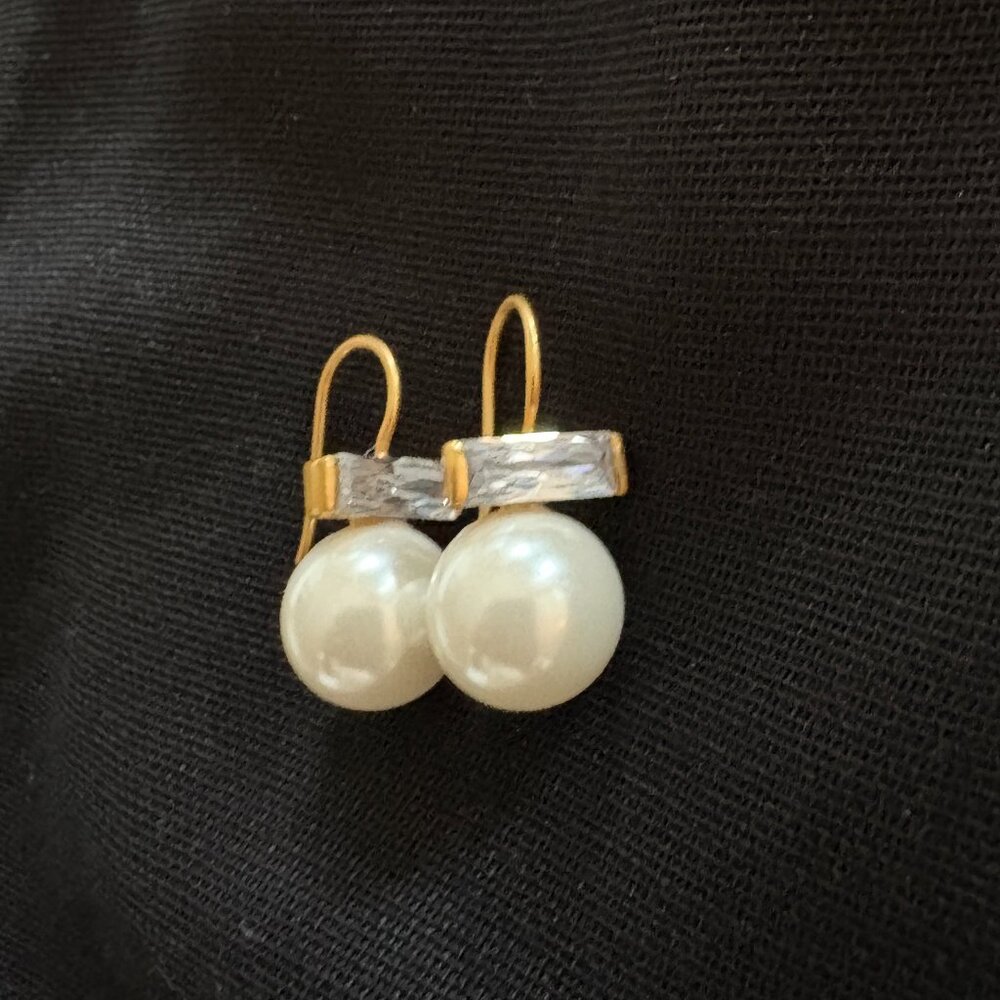Jewelry_EARRINGS_Julie Vos_Charlotte_Pearl Drop with 24k gold plate, CZ baguette